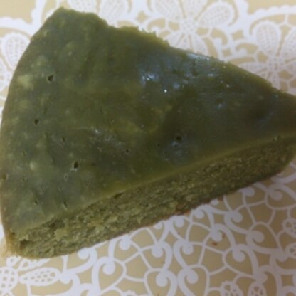 きれいな緑色に焼き上がりました(´∀`●)青汁の栄養も摂れて嬉しいケーキですね♪オリーブオイルの味もほんのり効いていて美味しかったです！